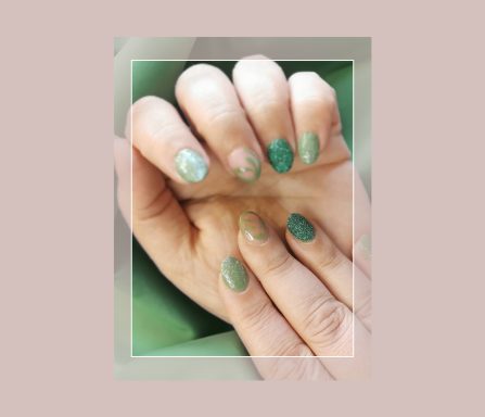 ongles verts et paillettes